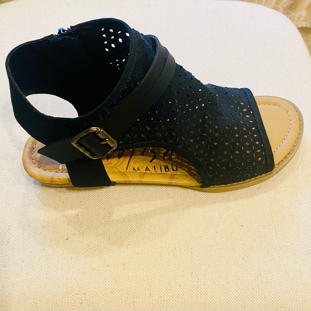 Blowfish Malibu Black Sandals..Women’s Size 7
New, never worn